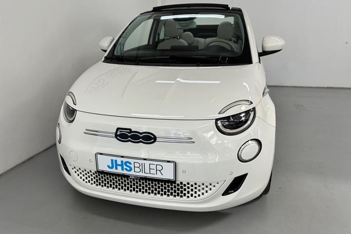 Hvid Fiat 500e fra 2023
