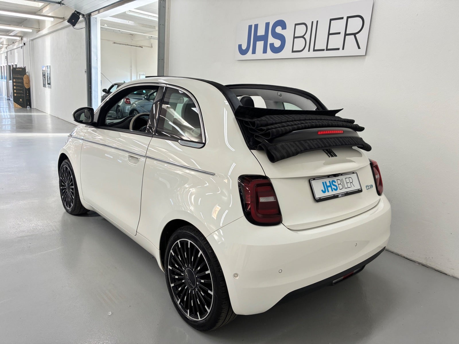 Hvid Fiat 500e fra 2023
