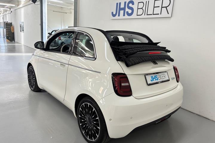 Hvid Fiat 500e fra 2023