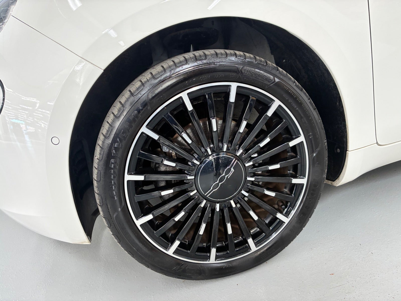 Hvid Fiat 500e fra 2023