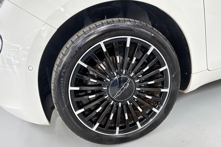 Hvid Fiat 500e fra 2023