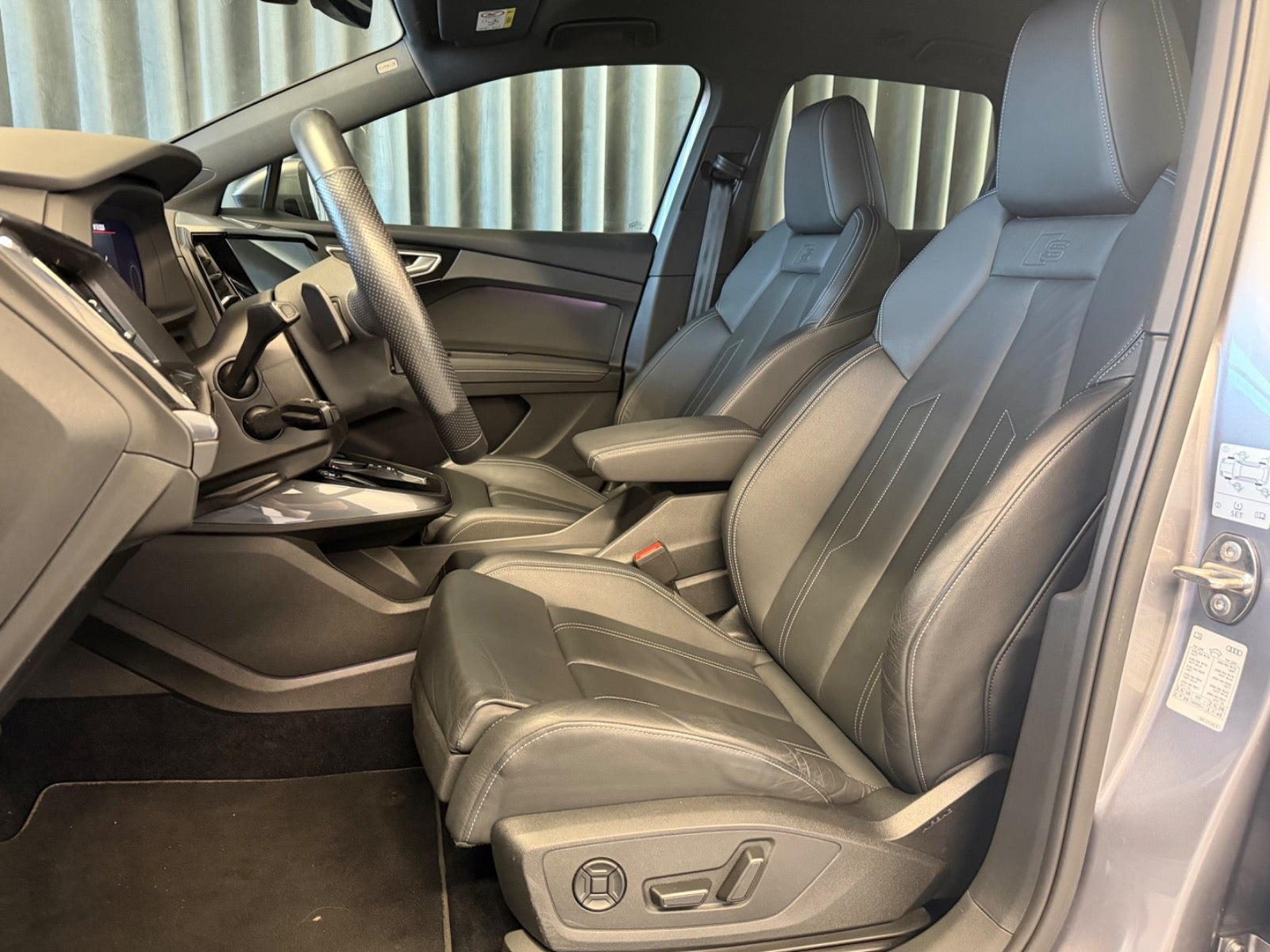 Grå Audi Q4 e-tron fra 2022