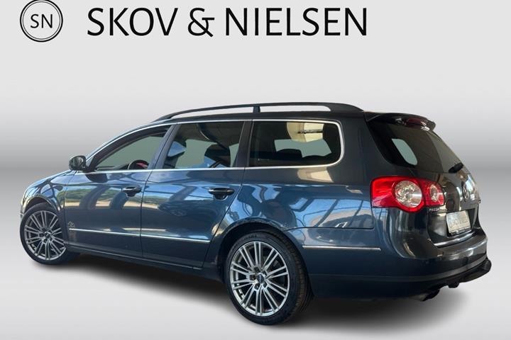 Grå VW Passat fra 2007