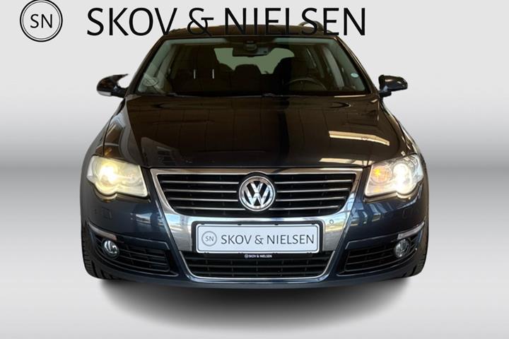 Grå VW Passat fra 2007