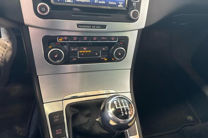 Grå VW Passat fra 2007