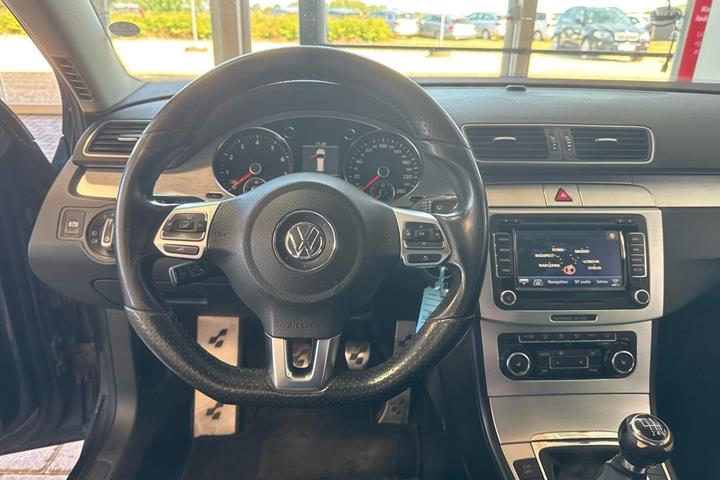 Grå VW Passat fra 2007
