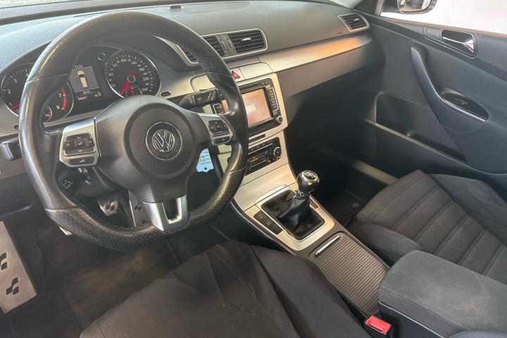 Grå VW Passat fra 2007