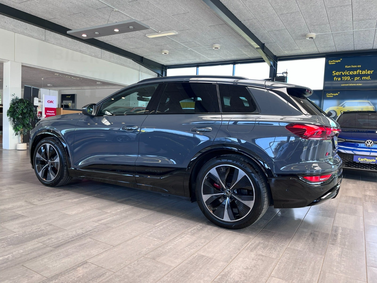 Rød Audi Q6 e-tron fra 2024