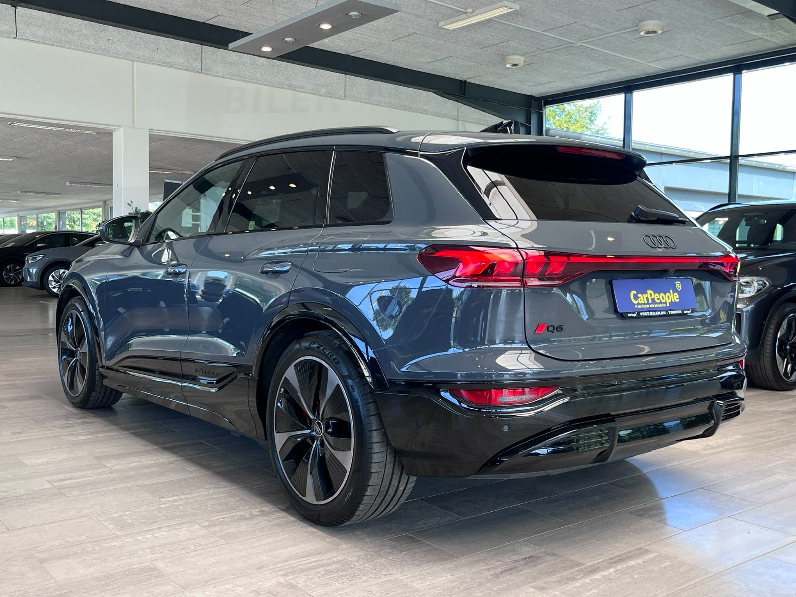 Rød Audi Q6 e-tron fra 2024