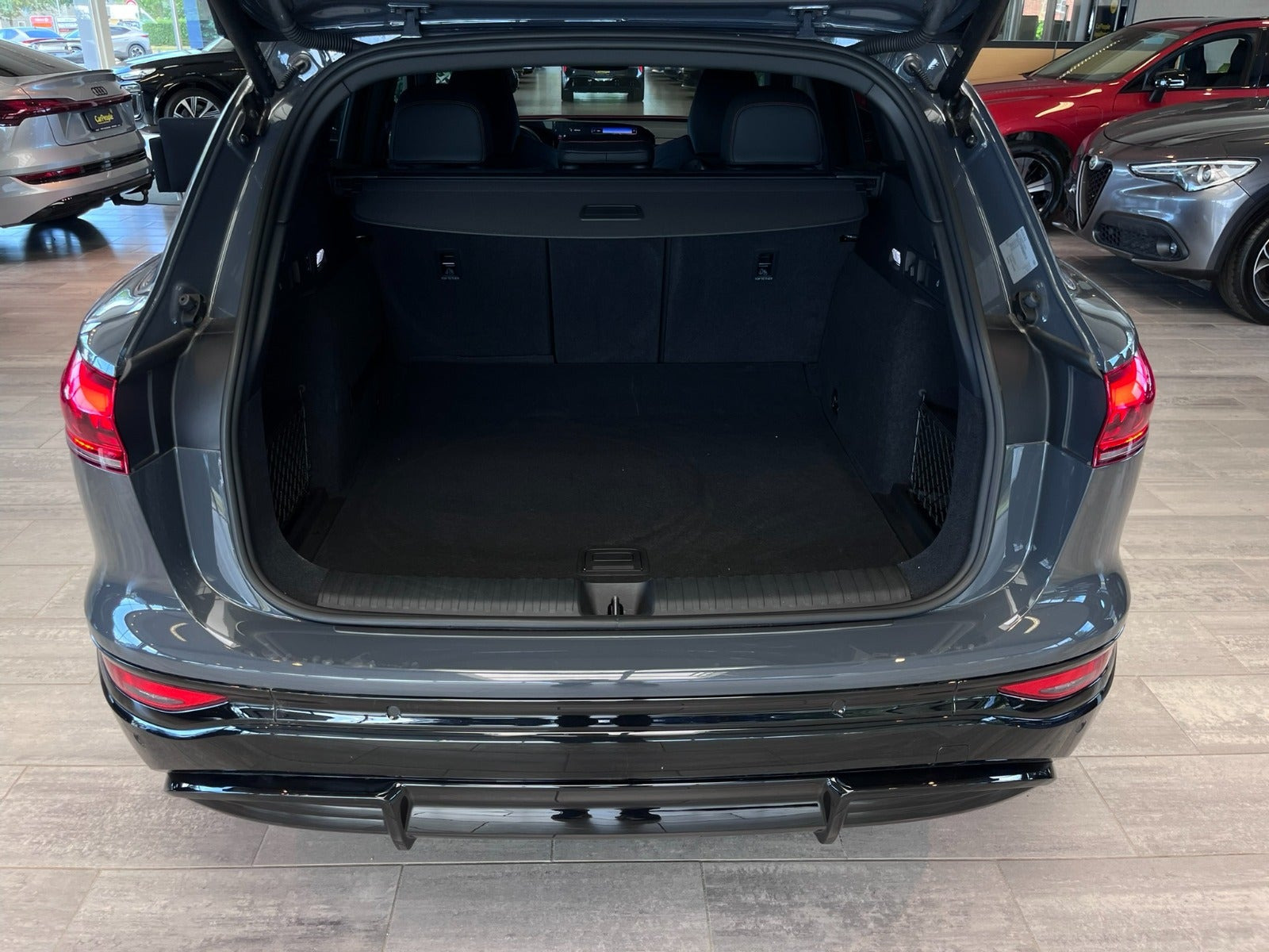Rød Audi Q6 e-tron fra 2024
