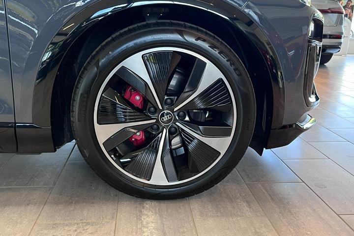 Rød Audi Q6 e-tron fra 2024