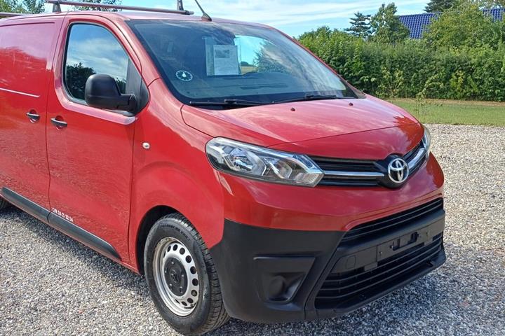 Gul Toyota ProAce fra 2020 set udefra
