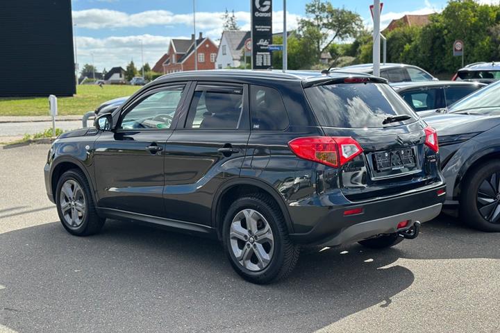 Sort Suzuki Vitara fra 2016