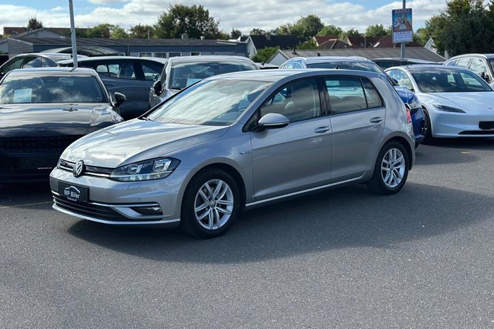 Grå VW Golf VII fra 2019