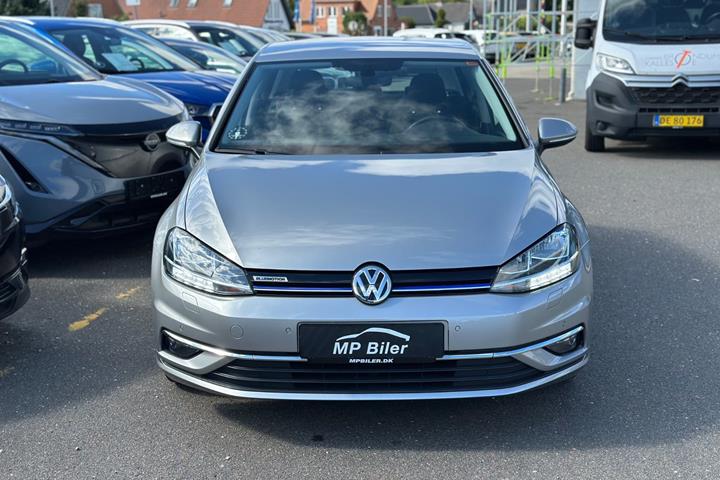 Grå VW Golf VII fra 2019