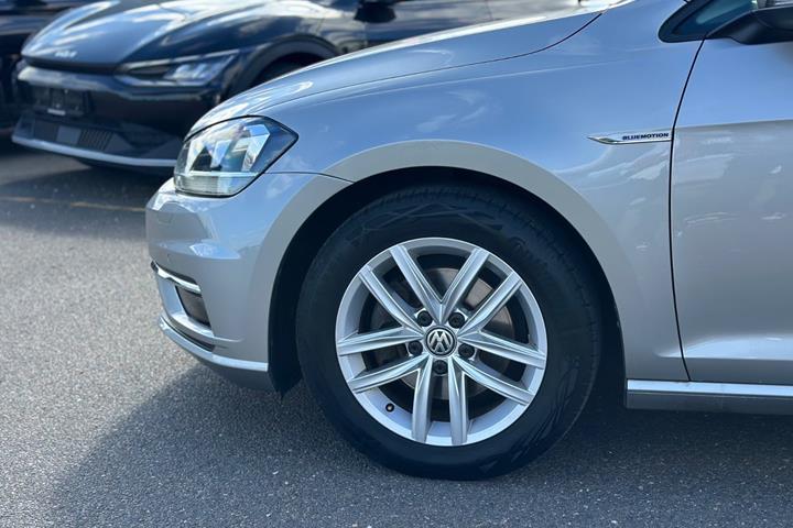 Grå VW Golf VII fra 2019