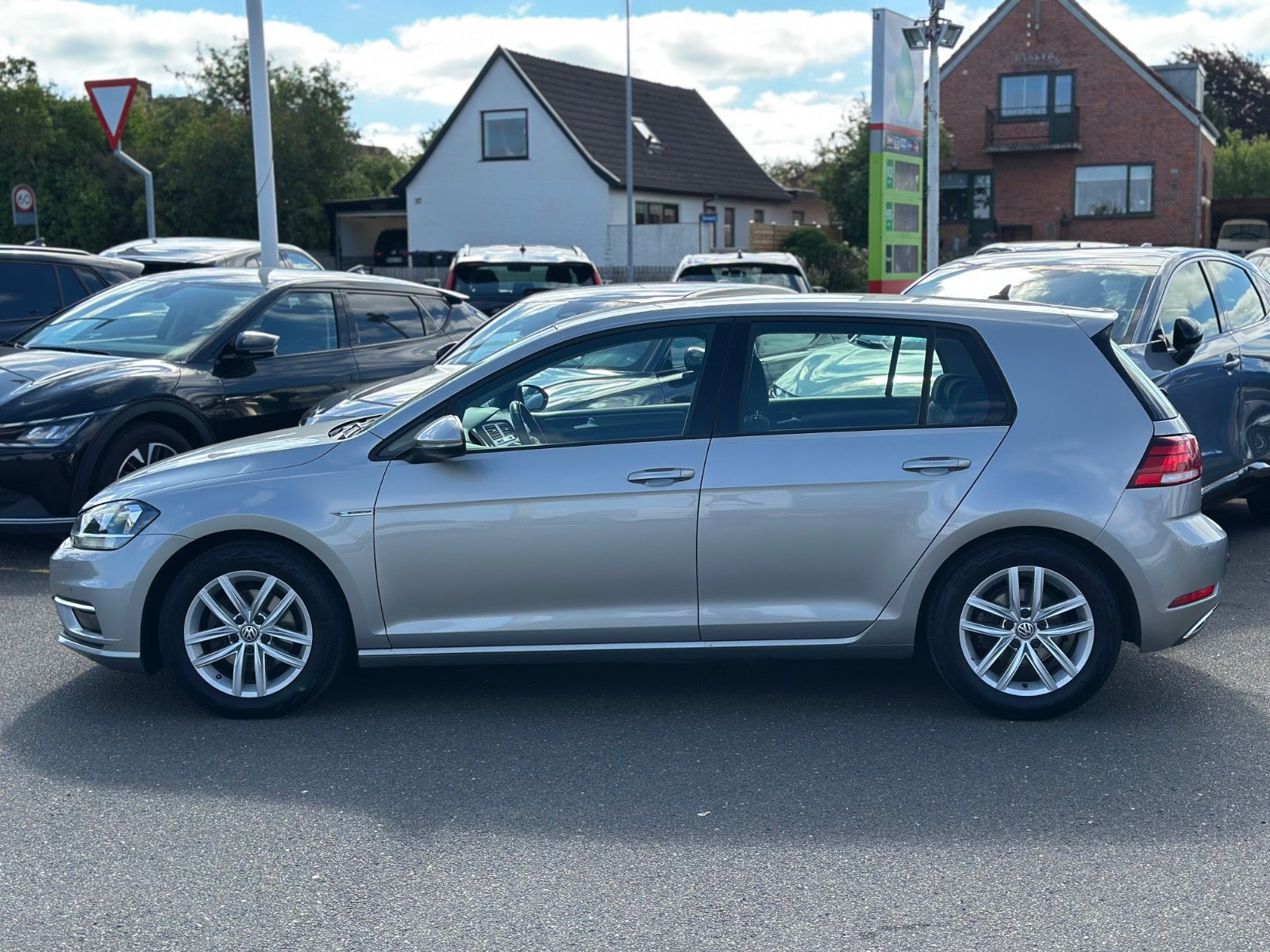 Grå VW Golf VII fra 2019