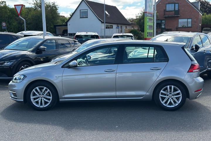 Grå VW Golf VII fra 2019