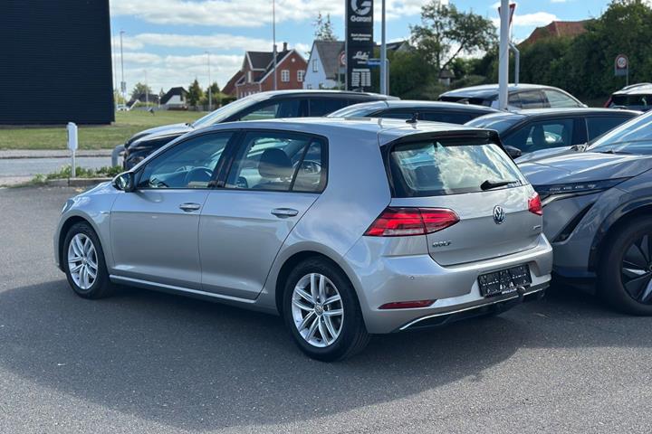 Grå VW Golf VII fra 2019