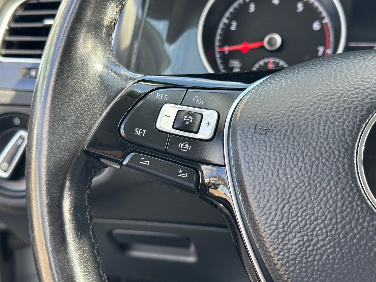 Grå VW Golf VII fra 2019