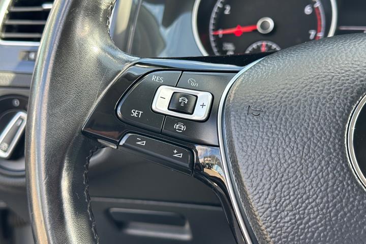 Grå VW Golf VII fra 2019