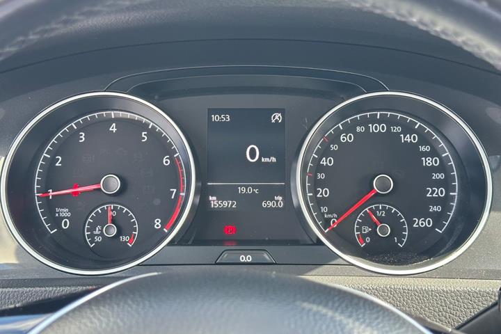 Grå VW Golf VII fra 2019