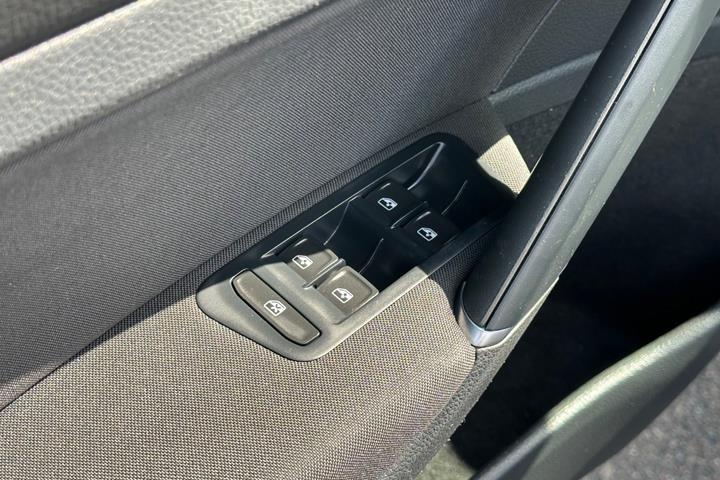 Grå VW Golf VII fra 2019