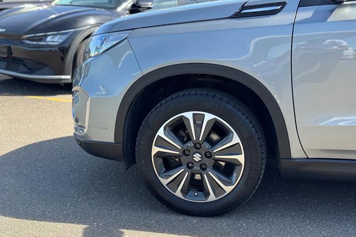 Grå Suzuki Vitara fra 2022