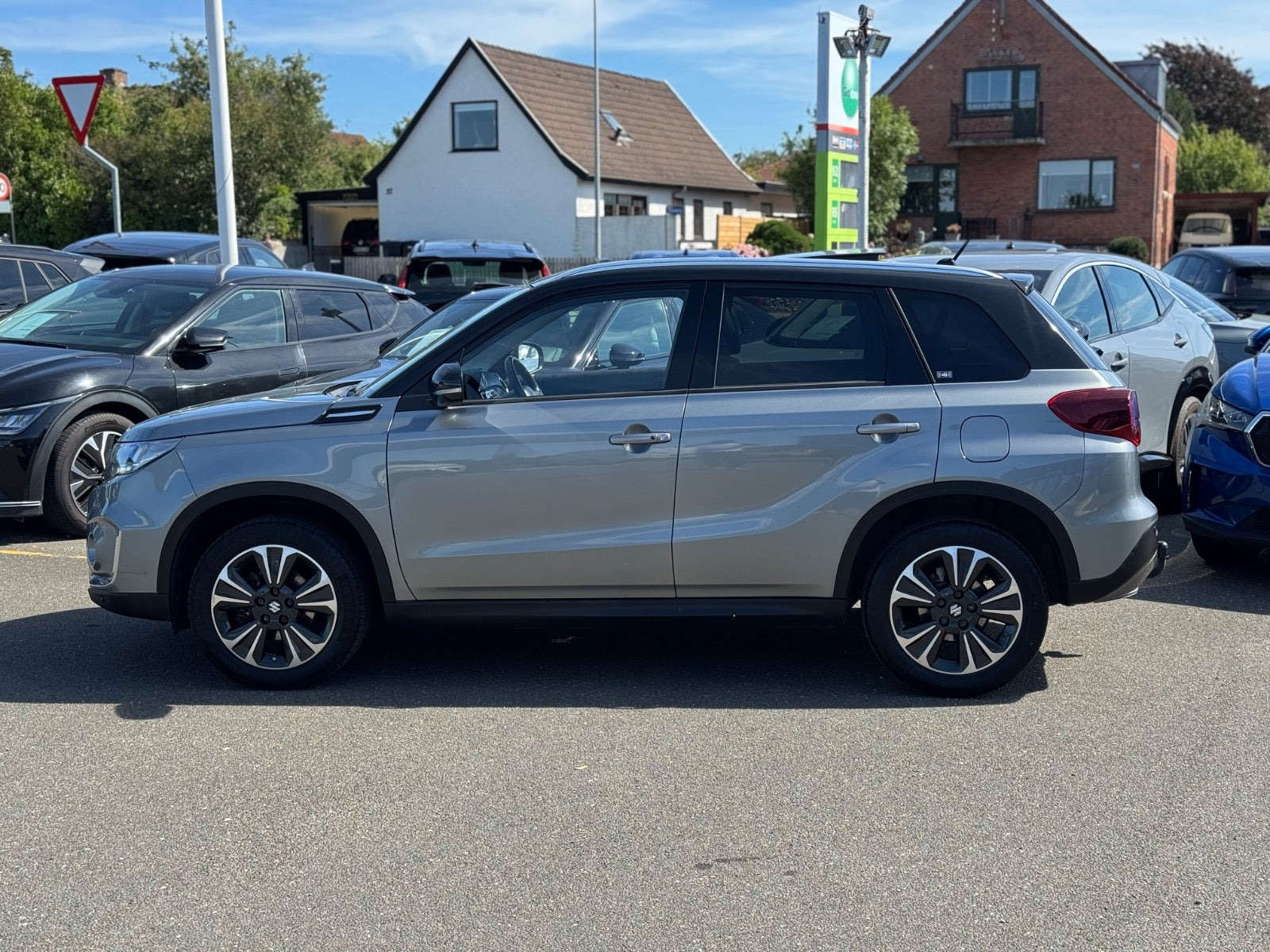 Grå Suzuki Vitara fra 2022