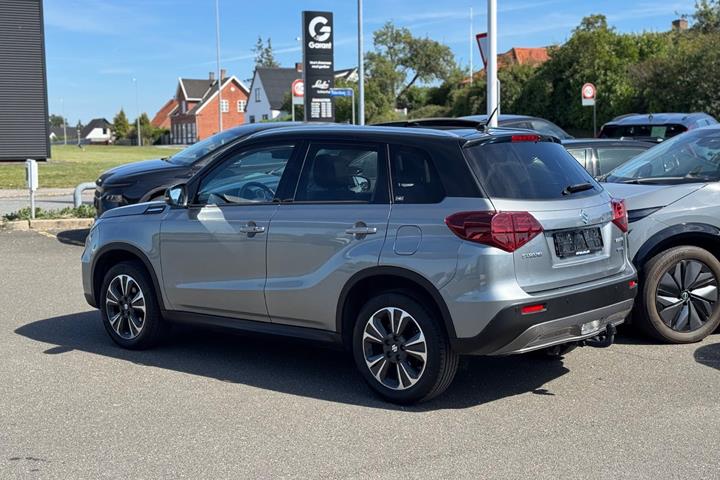 Grå Suzuki Vitara fra 2022