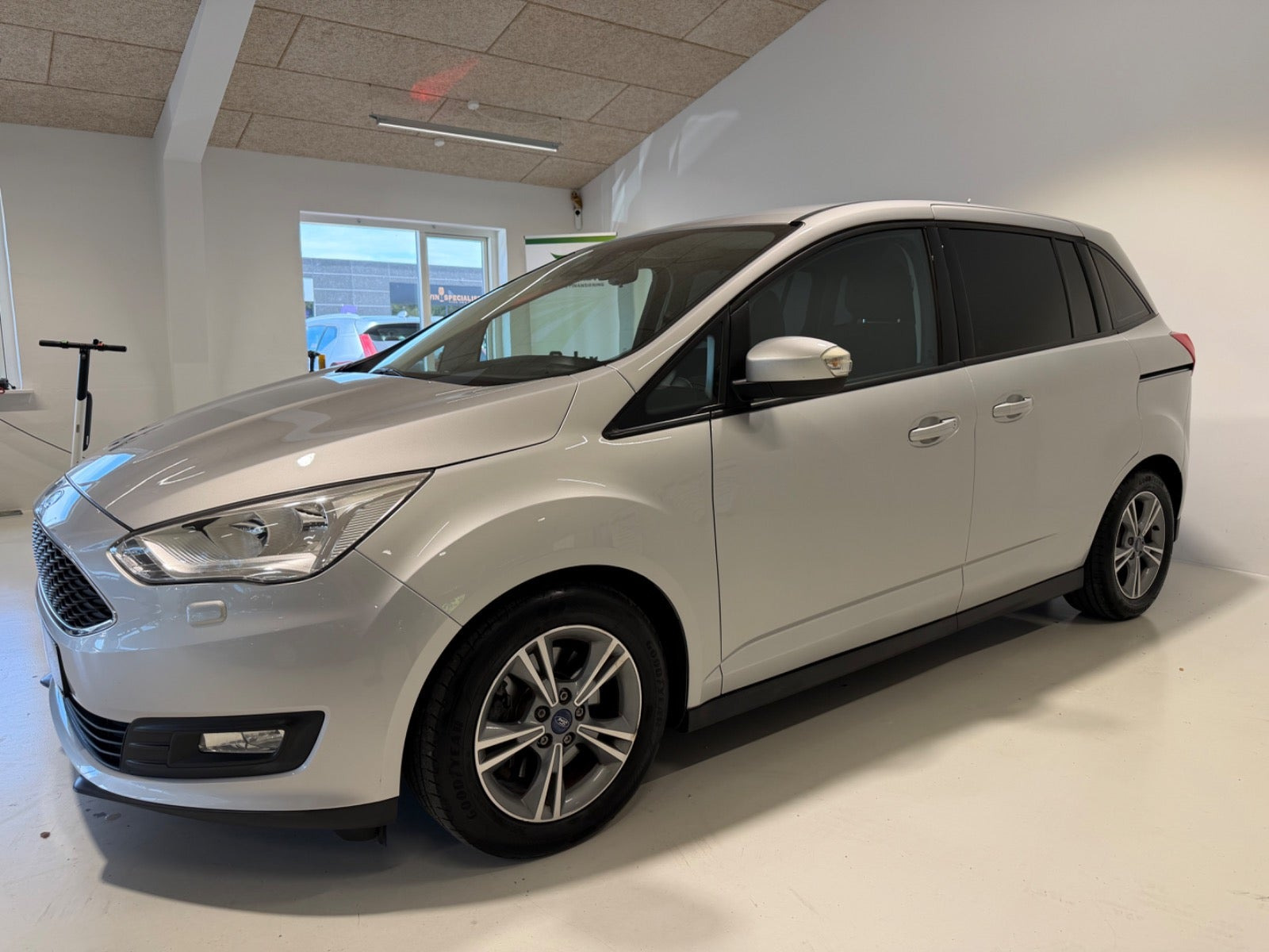 Sølv Ford Grand C-Max fra 2019