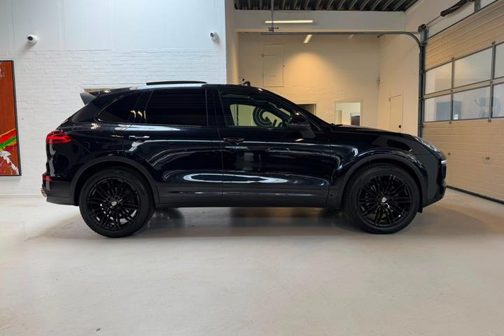 Sort Porsche Cayenne fra 2015