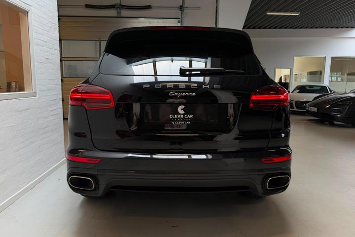 Sort Porsche Cayenne fra 2015