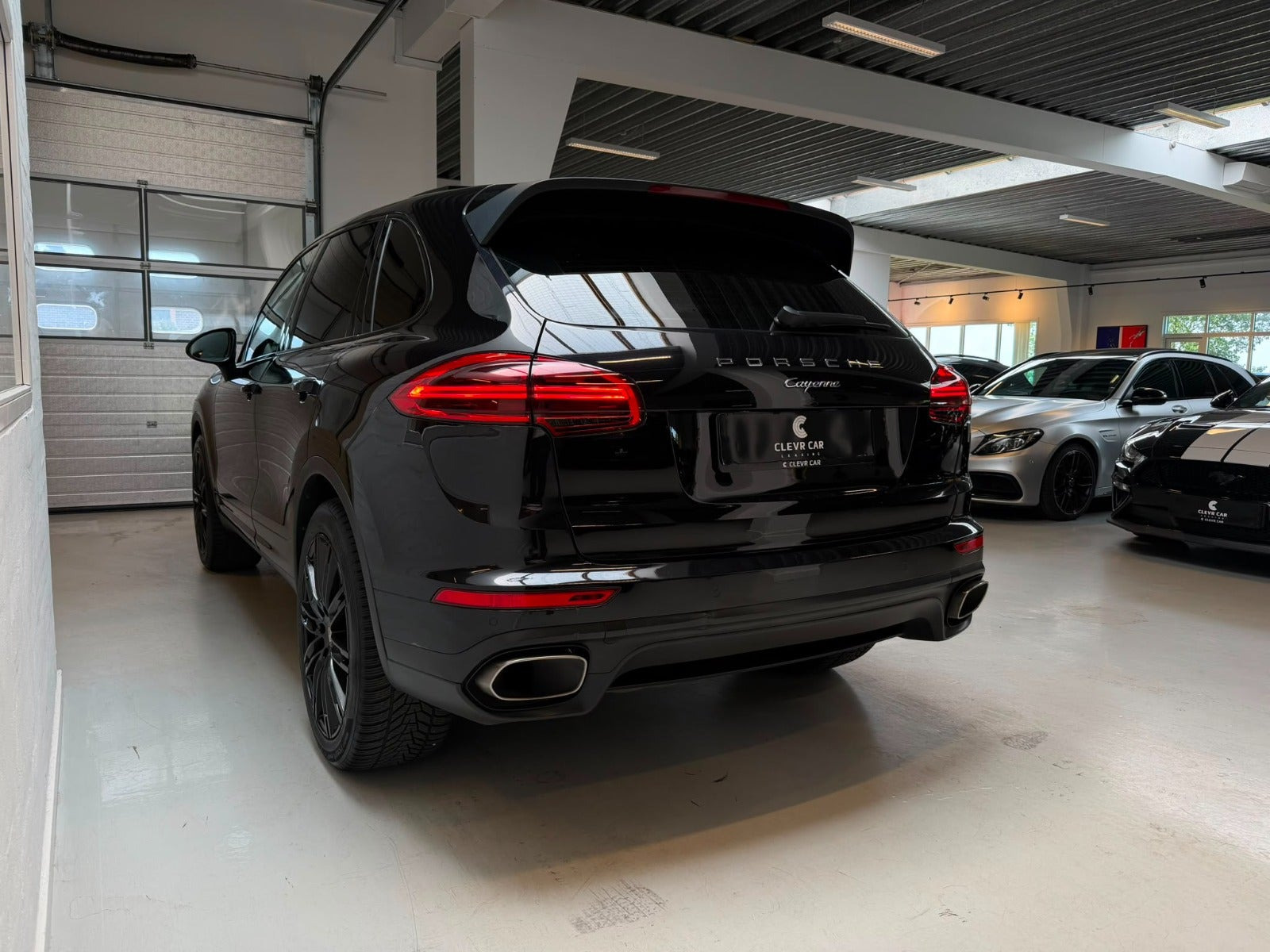 Sort Porsche Cayenne fra 2015