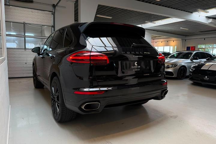 Sort Porsche Cayenne fra 2015
