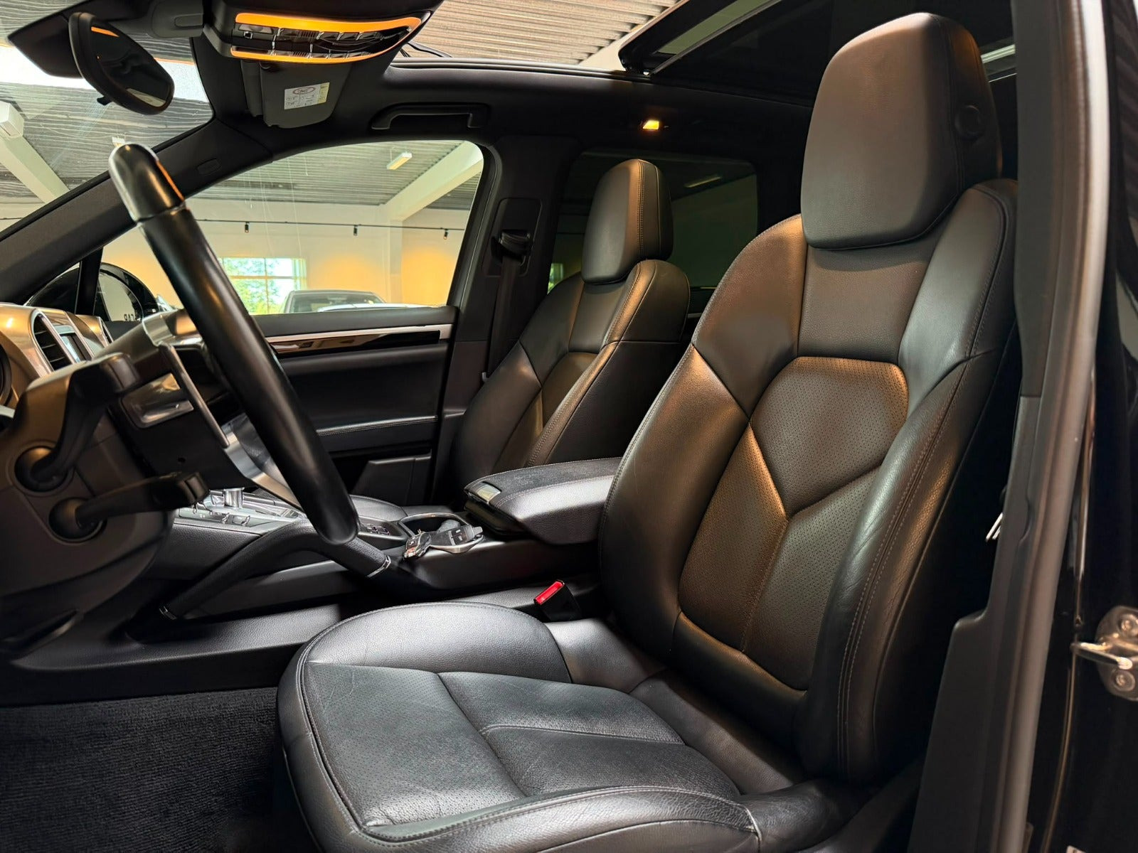 Sort Porsche Cayenne fra 2015