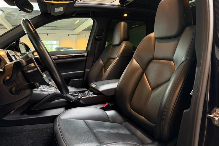 Sort Porsche Cayenne fra 2015