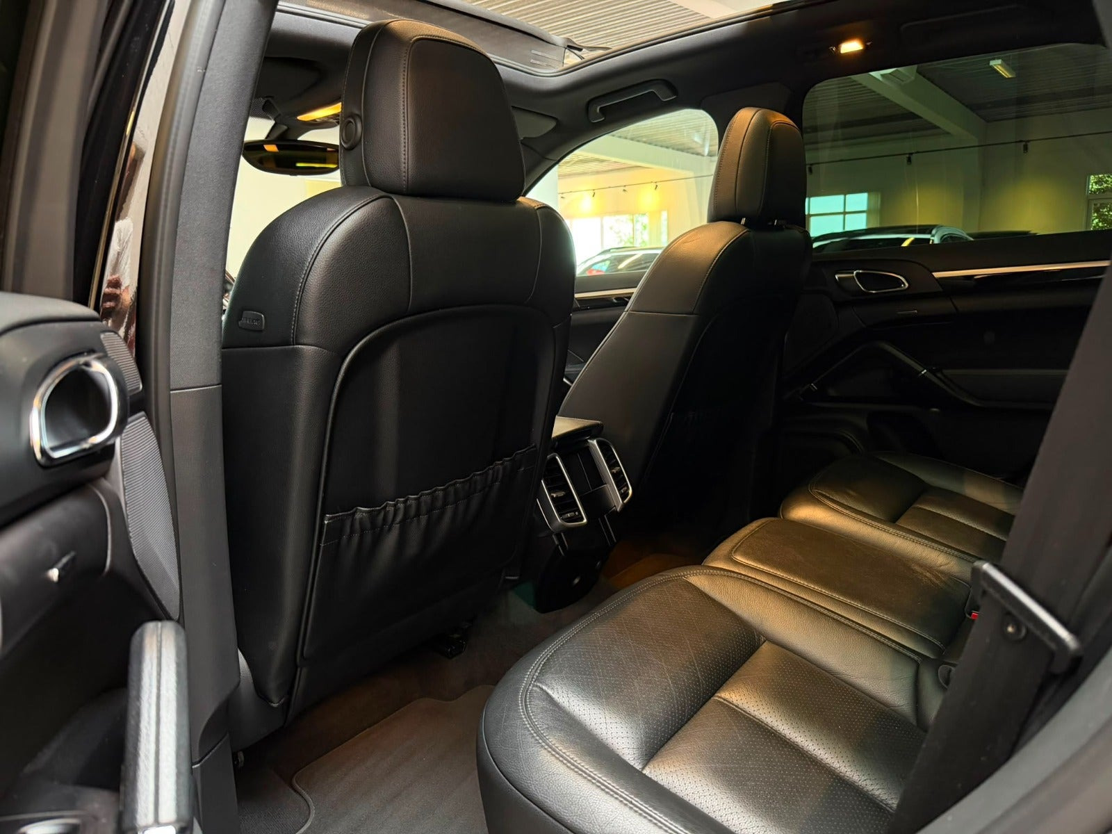 Sort Porsche Cayenne fra 2015