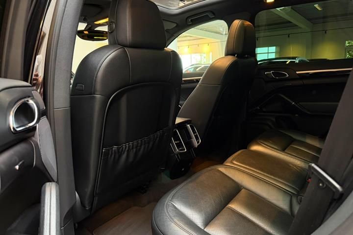Sort Porsche Cayenne fra 2015