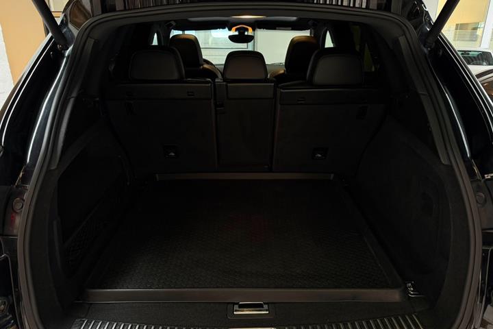 Sort Porsche Cayenne fra 2015