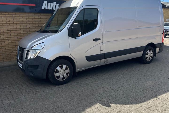 Sølv Nissan NV400 fra 2012
