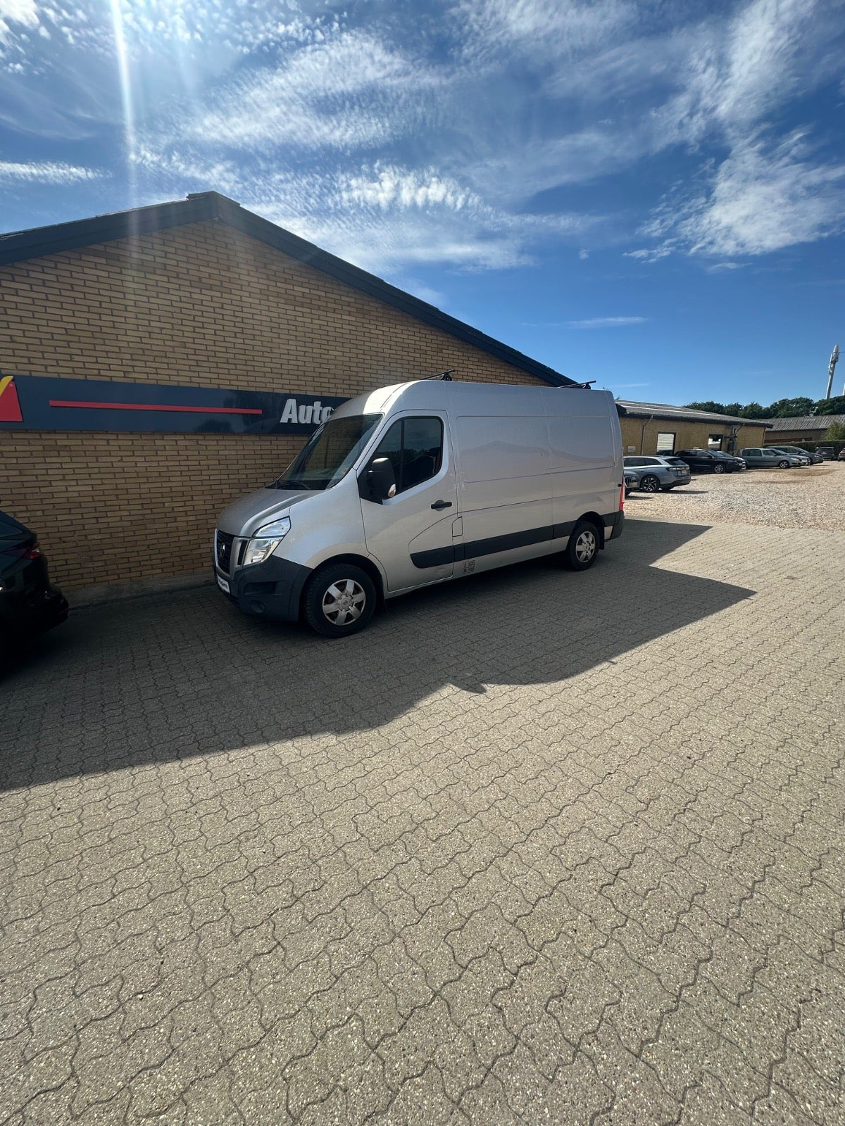 Sølv Nissan NV400 fra 2012