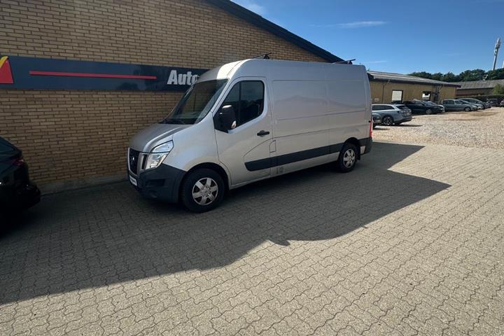 Sølv Nissan NV400 fra 2012