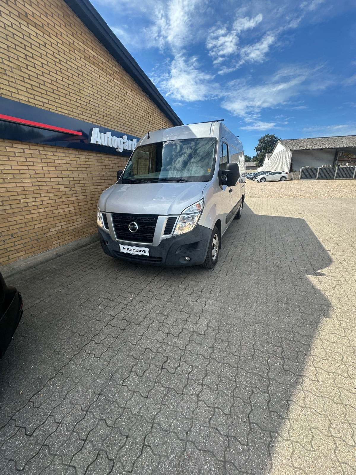 Sølv Nissan NV400 fra 2012