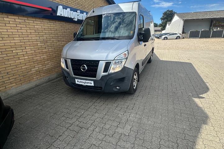 Sølv Nissan NV400 fra 2012