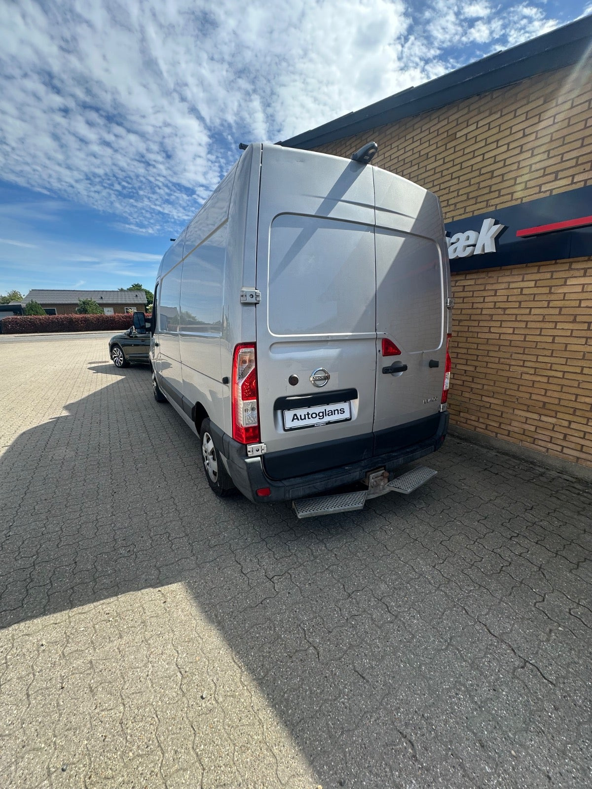 Sølv Nissan NV400 fra 2012