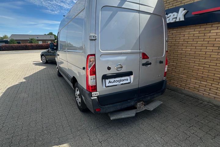 Sølv Nissan NV400 fra 2012