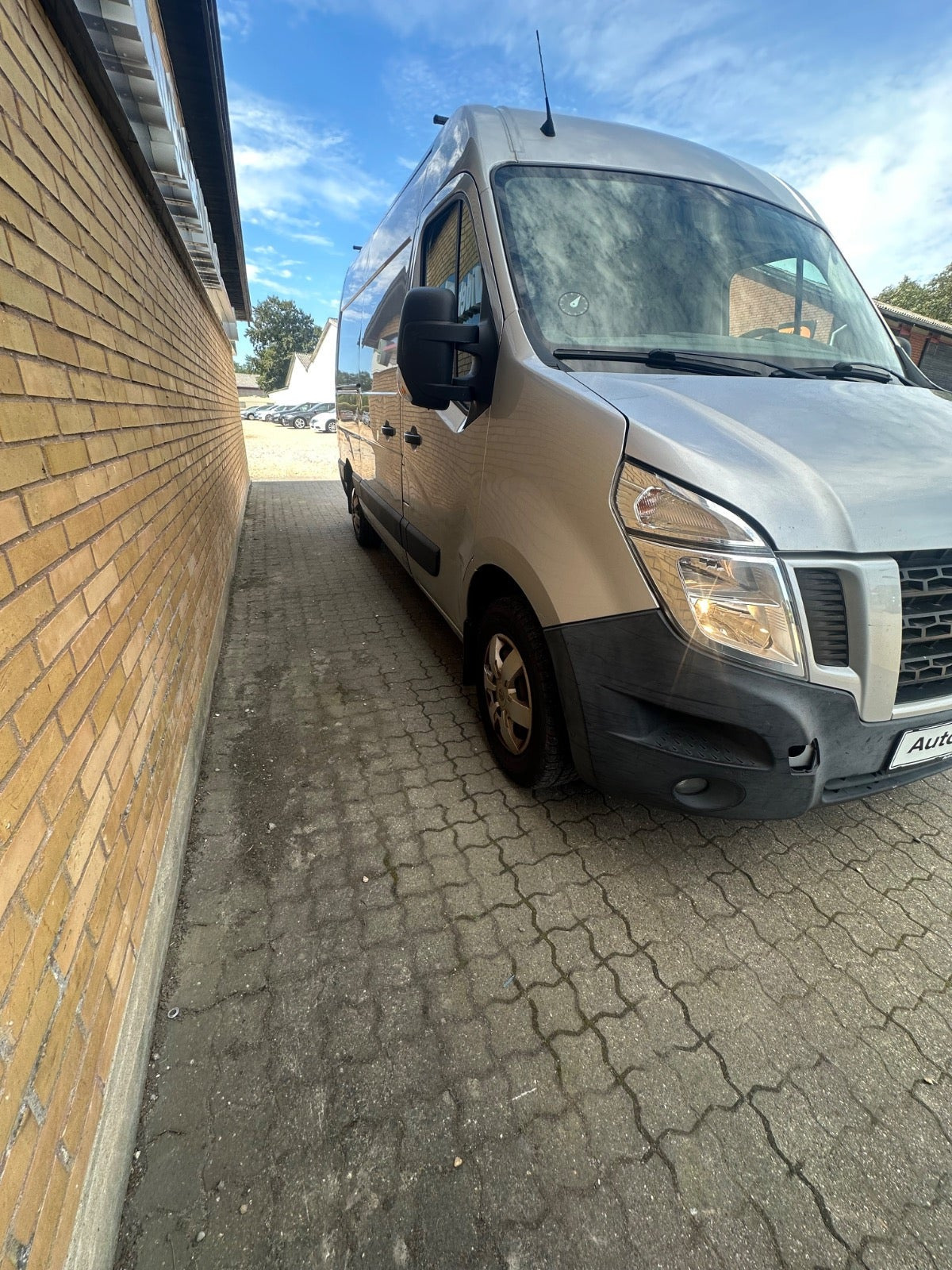Sølv Nissan NV400 fra 2012