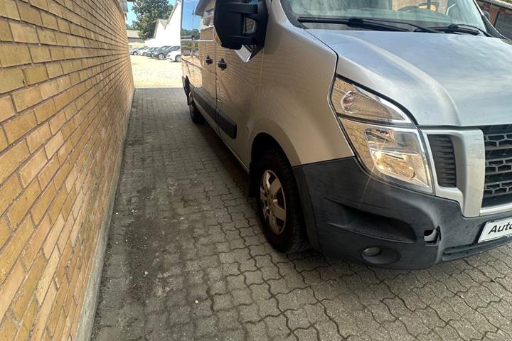Sølv Nissan NV400 fra 2012