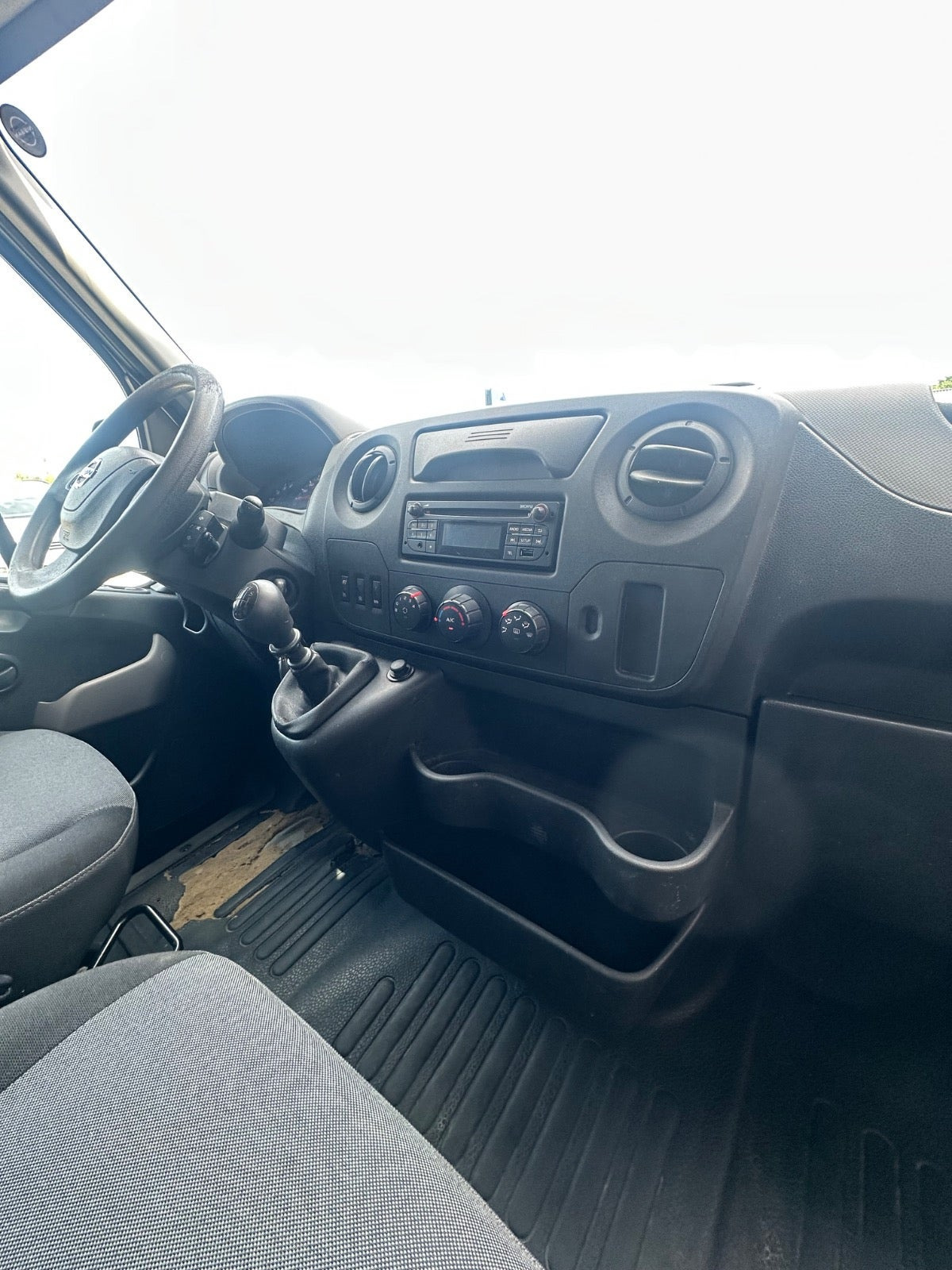 Sølv Nissan NV400 fra 2012